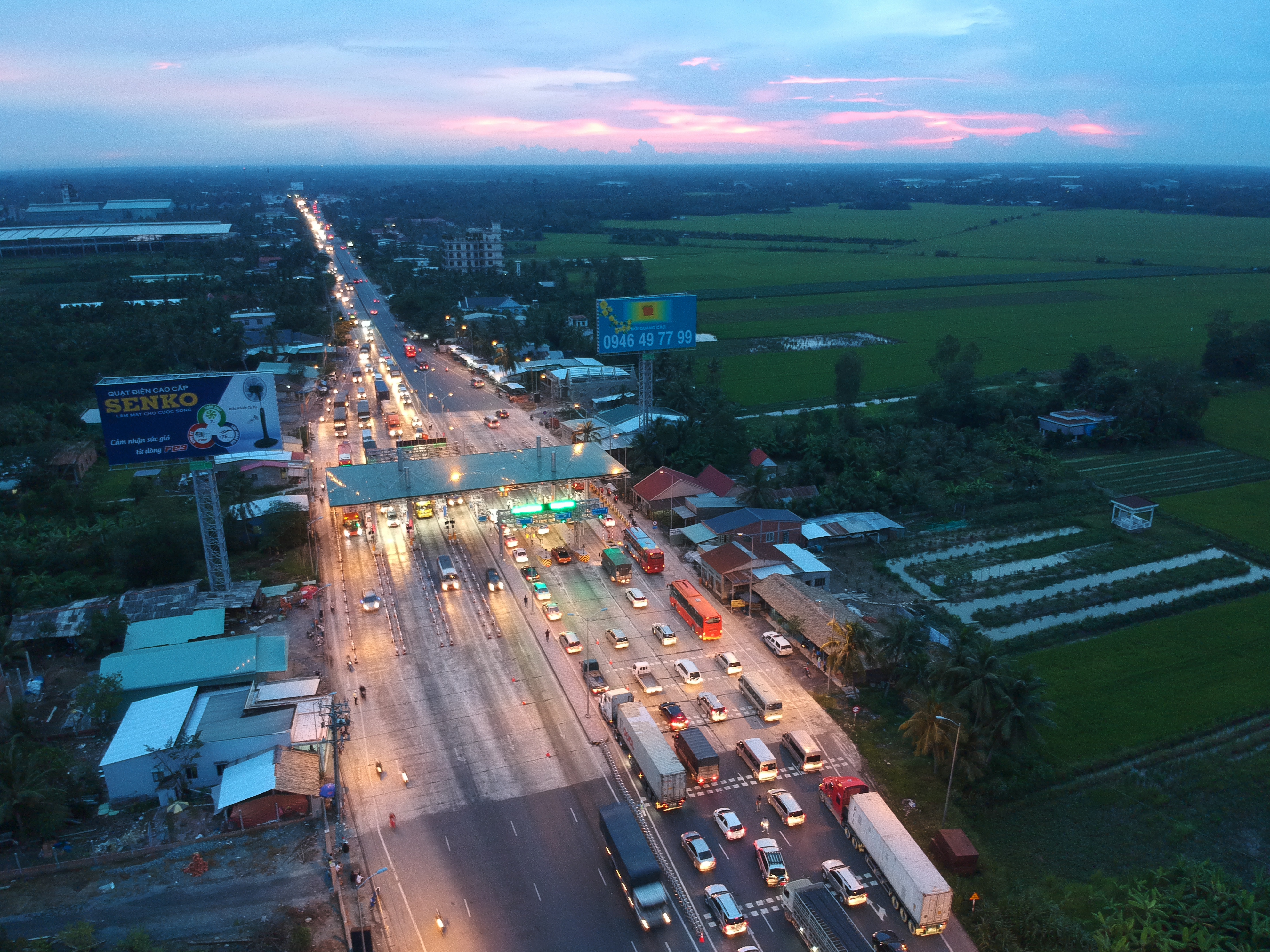 Toàn cảnh trạm thu phí Cai Lậy vỡ trận - Ảnh 8.