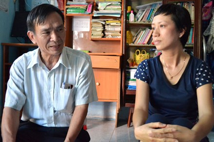 Chủ tịch CĐ ngành GDĐT Châu Thành Hoàng Khắc An (trái ảnh) thăm hỏi, động viên tinh thần cô giáo Nguyễn Thị Thân. Ảnh: L.T