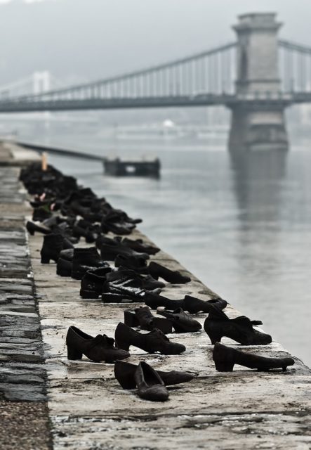 Hơn 60 đôi giày bên dòng Danube và câu chuyện ám ảnh phía sau - Ảnh 2.
