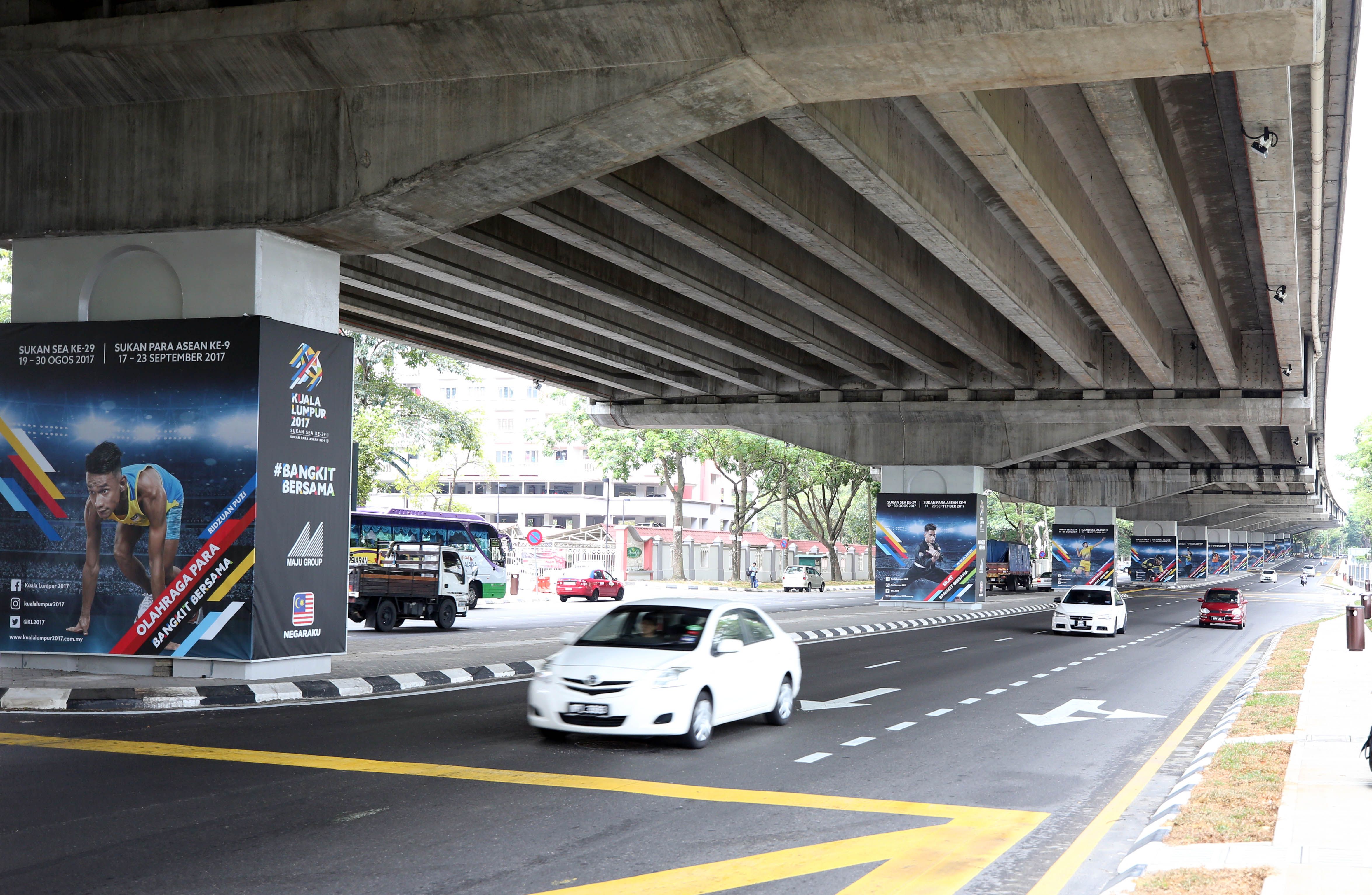 Kẹt xe dài 1 km, trạm thu phí Cai Lậy xả trạm - Ảnh 4. Kẹt xe dài 1 km, trạm thu phí Cai Lậy xả trạm - Ảnh 4.