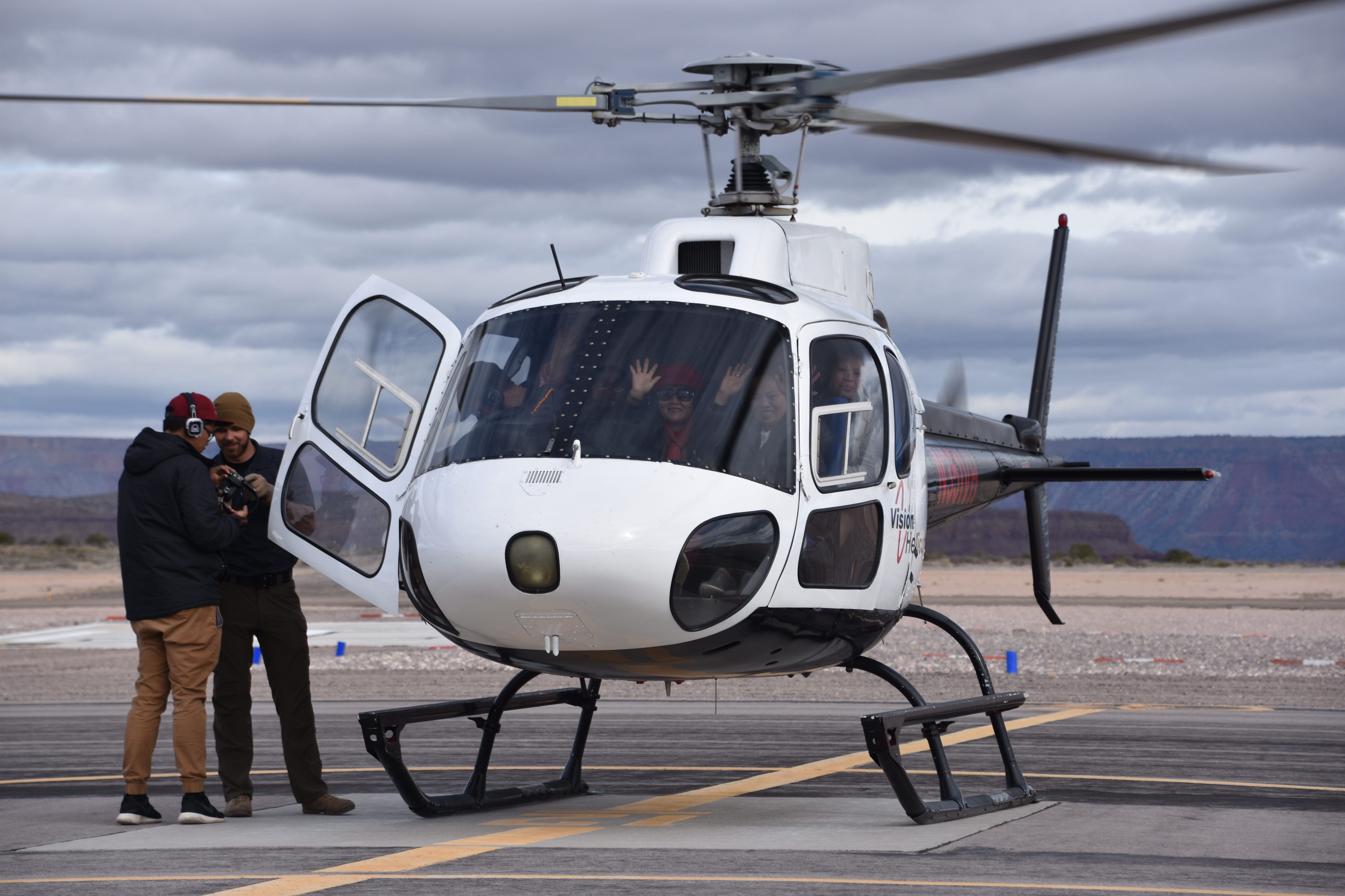 Một lần trong đời làm đại bàng dưới Đại Vực! - Ảnh 12. Một lần trong đời làm đại bàng dưới Đại Vực! - Ảnh 12.