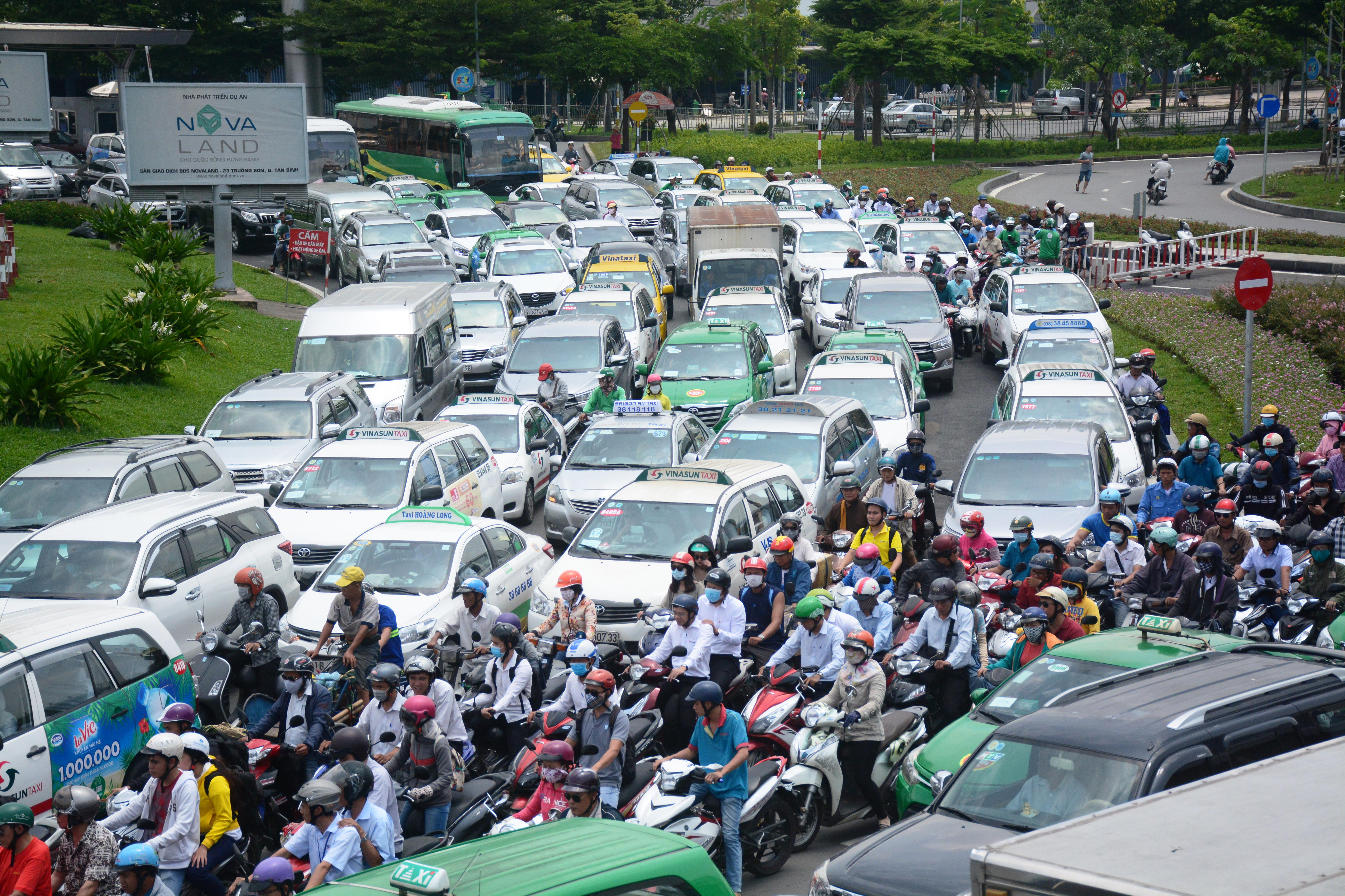 Giao thông hỗn loạn quanh sân bay Tân Sơn Nhất suốt 5 giờ - Ảnh 2.