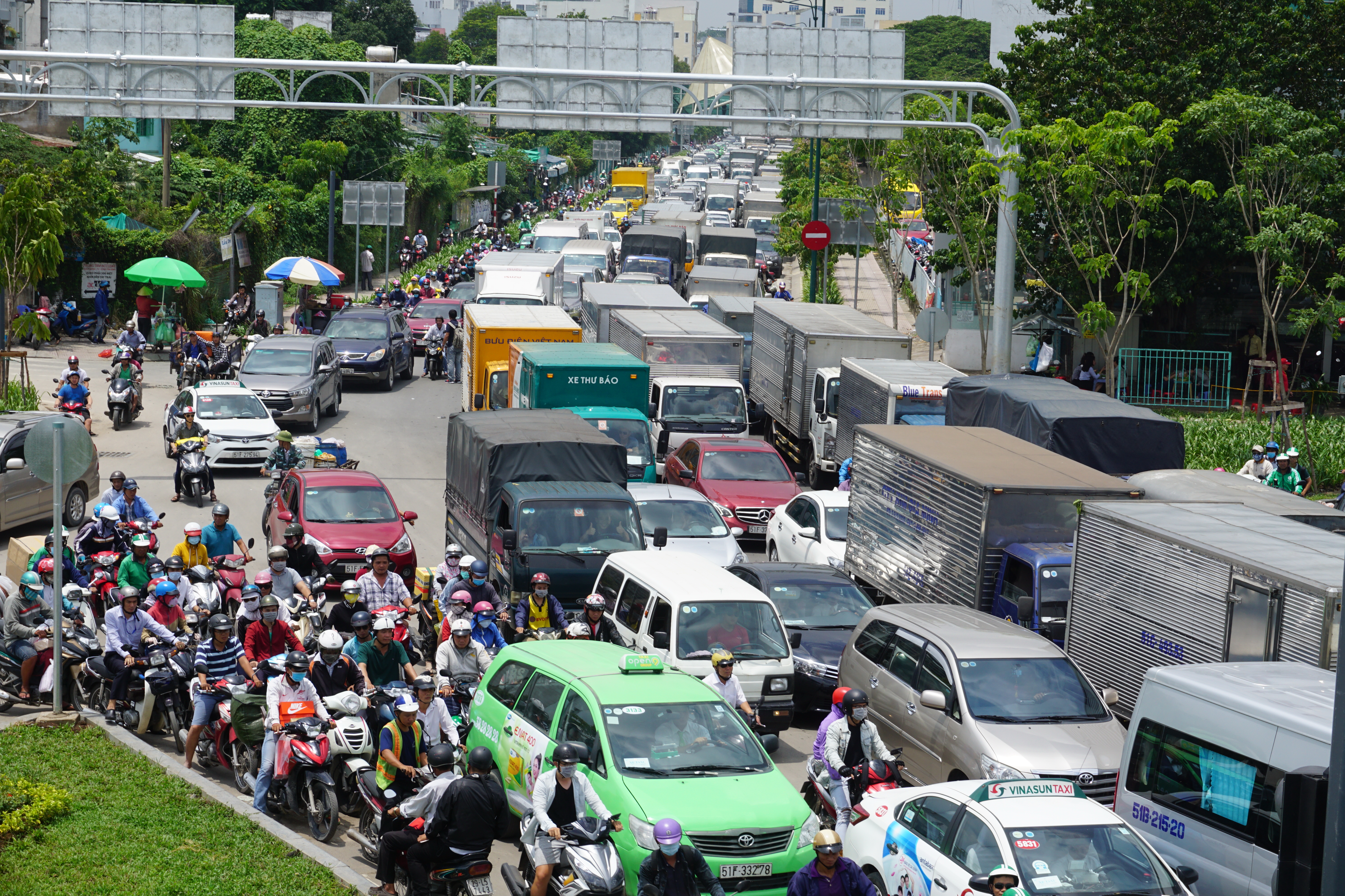 Cửa ngõ sân bay Tân Sơn Nhất hỗn loạn vì sự cố giao thông - Ảnh 12.