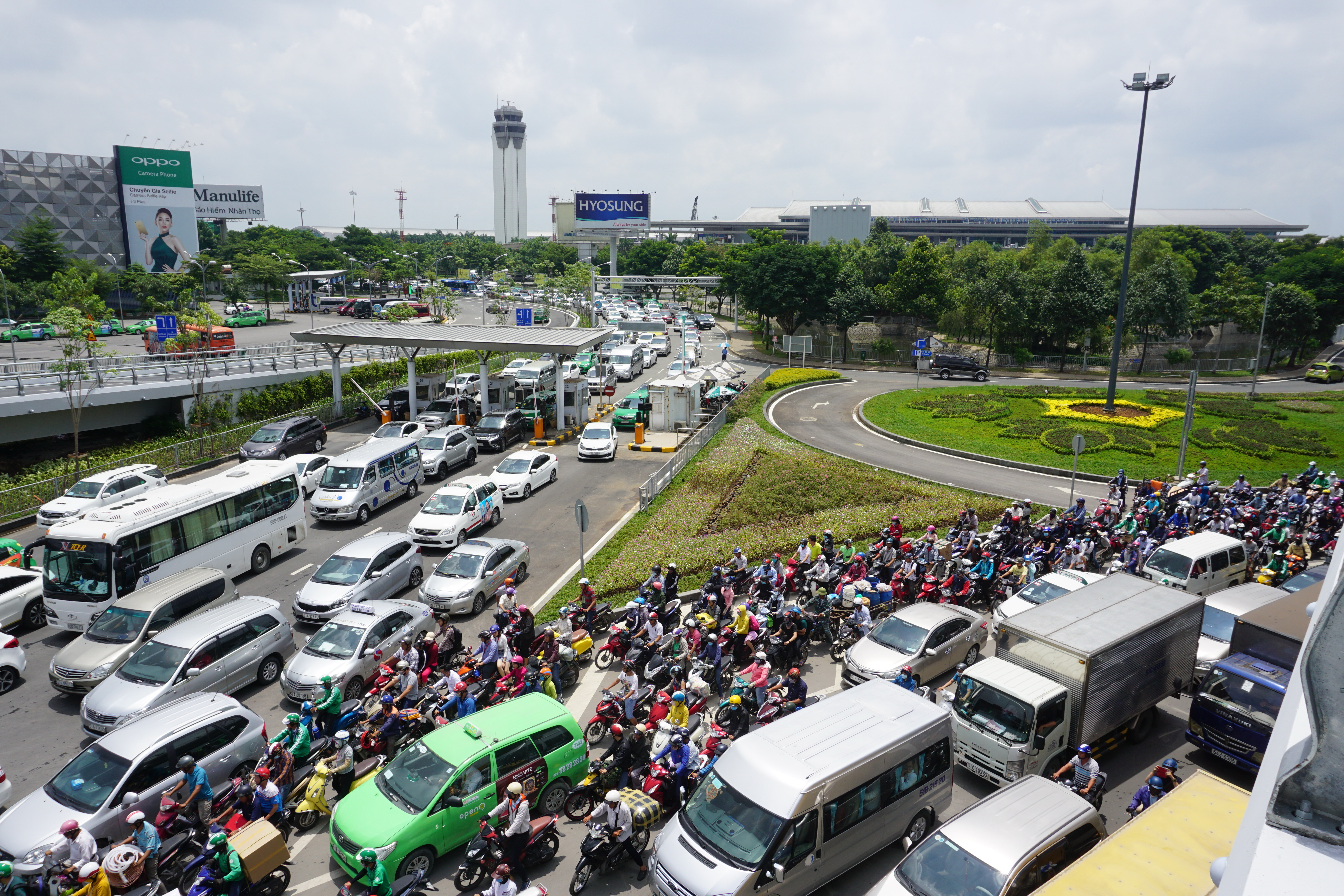 Giao thông hỗn loạn quanh sân bay Tân Sơn Nhất suốt 5 giờ - Ảnh 9.