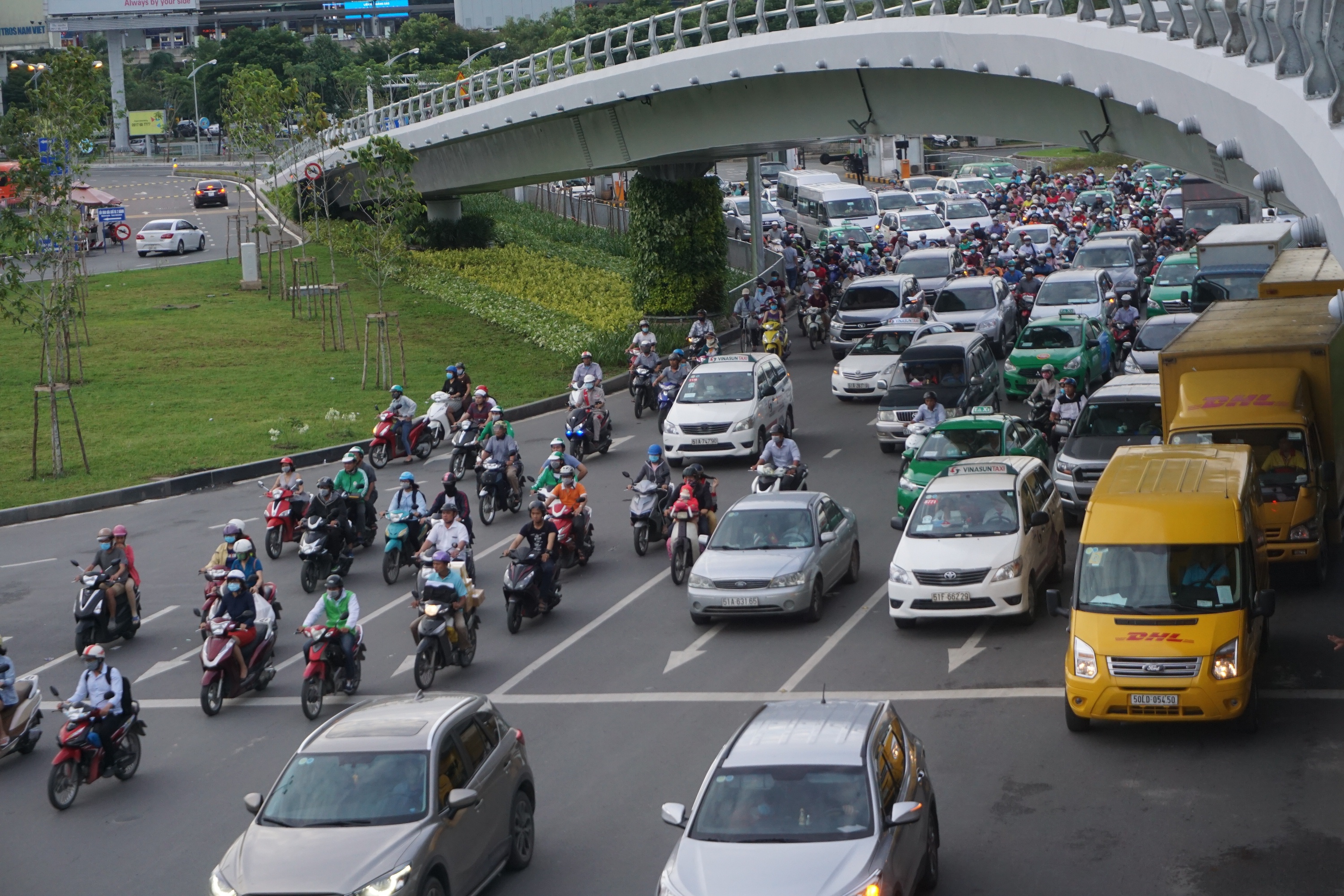 Cửa ngõ sân bay Tân Sơn Nhất hỗn loạn vì sự cố giao thông - Ảnh 11.