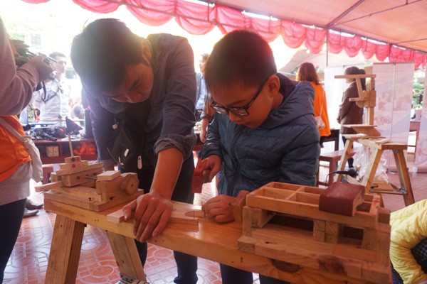 Học sinh vùng cao reo hò với robot, thí nghiệm khoa học - công nghệ - Ảnh 2. Học sinh vùng cao hò la với robot, thử nghiệm khoa học - công nghệ - Ảnh 2.