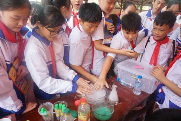 Học sinh vùng cao hò la với người máy, thí nghiệm khoa học - Ảnh 4. Học sinh vùng cao la hét với robot, thí nghiệm khoa học - Ảnh 4.