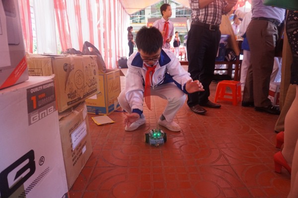 Học sinh vùng cao hò hét với robot, thử nghiệm khoa học - Ảnh 5. Học sinh vùng cao hò reo với robot, thí nghiệm khoa học - Ảnh 5.