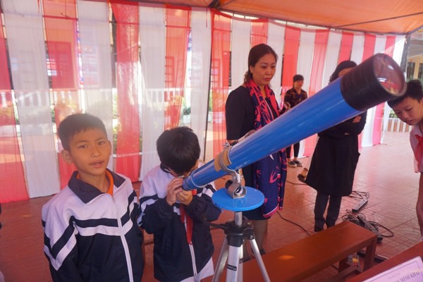 Học sinh vùng cao reo hò với người máy, thử nghiệm khoa học - công nghệ - Ảnh 7. Học sinh vùng cao hò reo với robot, thử nghiệm khoa học - công nghệ - Ảnh 7.