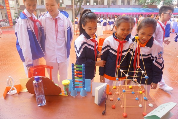 Học sinh vùng cao hò hét với người máy, thử nghiệm khoa học - công nghệ - Ảnh 9. Học sinh vùng cao la hét với người máy, thí nghiệm khoa học - Ảnh 9.