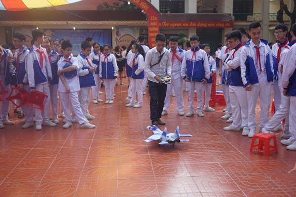 Học sinh vùng cao hò la với người máy, thử nghiệm khoa học - công nghệ - Ảnh 11. Học sinh vùng cao hò la với người máy, thử nghiệm khoa học - công nghệ - Ảnh 11.