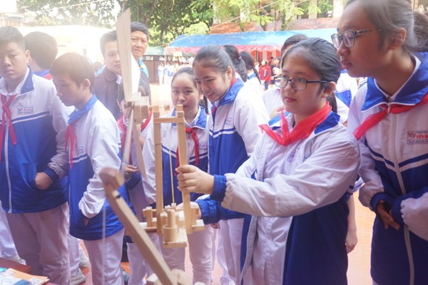 Học sinh vùng cao la hét với robot, thử nghiệm khoa học - công nghệ - Ảnh 13. Học sinh vùng cao hò hét với người máy, thử nghiệm khoa học - công nghệ - Ảnh 13.