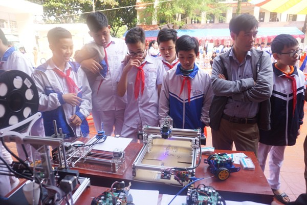 Học sinh vùng cao hò hét với robot, thử nghiệm khoa học - Ảnh 14. Học sinh vùng cao la hét với người máy, thử nghiệm khoa học - Ảnh 14.