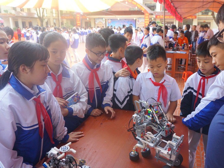 Học sinh vùng cao hò hét với robot, thí nghiệm khoa học - công nghệ - Ảnh 16. Học sinh vùng cao hò hét với robot, thử nghiệm khoa học - công nghệ - Ảnh 16.