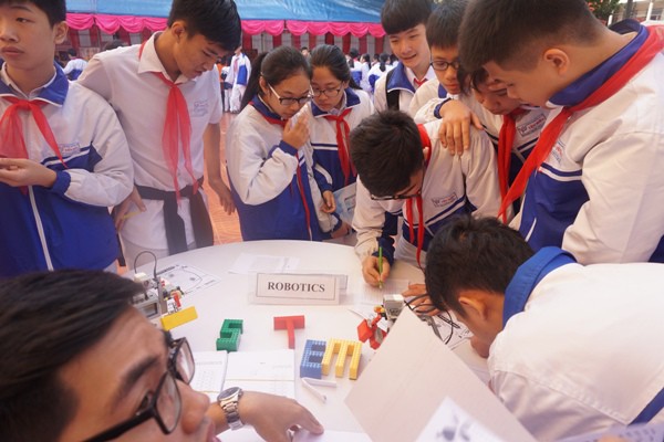 Học sinh vùng cao la hét với người máy, thử nghiệm khoa học - công nghệ - Ảnh 17. Học sinh vùng cao hò hét với robot, thử nghiệm khoa học - công nghệ - Ảnh 17.