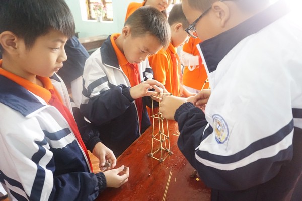 Học sinh vùng cao reo hò với người máy, thử nghiệm khoa học - công nghệ - Ảnh 18. Học sinh vùng cao hò hét với người máy, thí nghiệm khoa học - công nghệ - Ảnh 18.