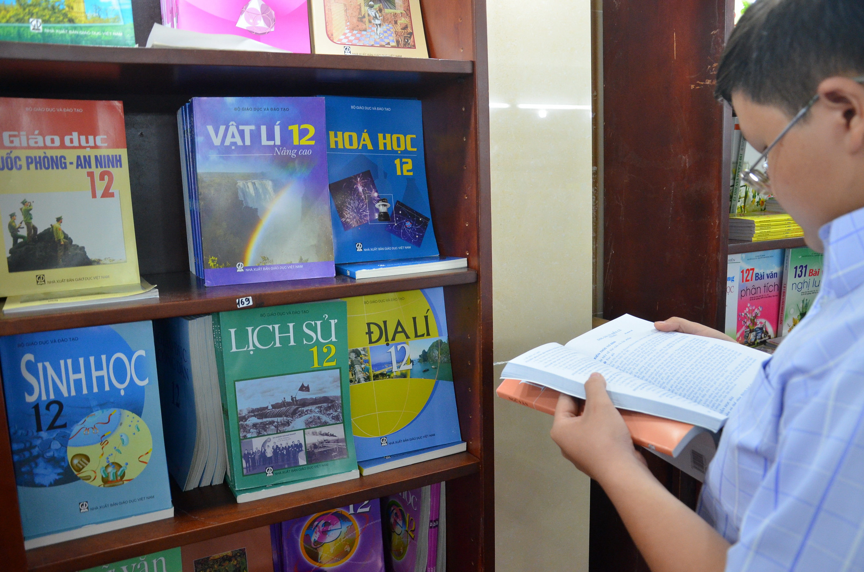 Cấm dạy nội dung ngoài SGK: diễn đạt gây hiểu lầm!? - Ảnh 1. Cấm dạy nội dung ngoài SGK: thể hiện gây hiểu lầm!? - Ảnh 1.