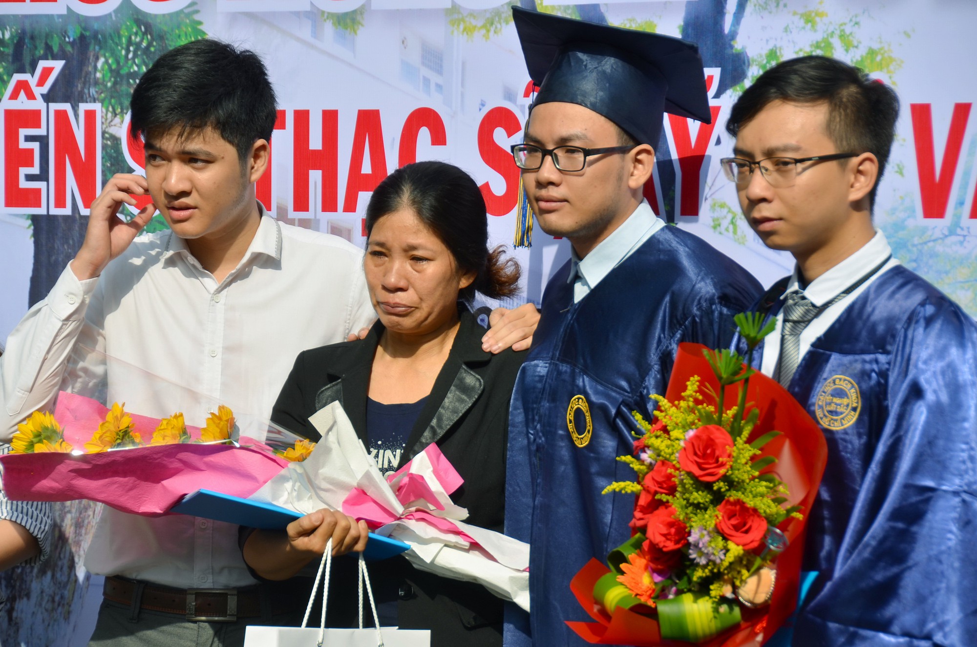 Nước mắt mẹ rơi trong lễ nhận bằng tốt nghiệp cho con đã mất - Ảnh 2. Nước mắt mẹ rơi trong lễ nhận bằng tốt nghiệp cho con đã mất - Ảnh 2.