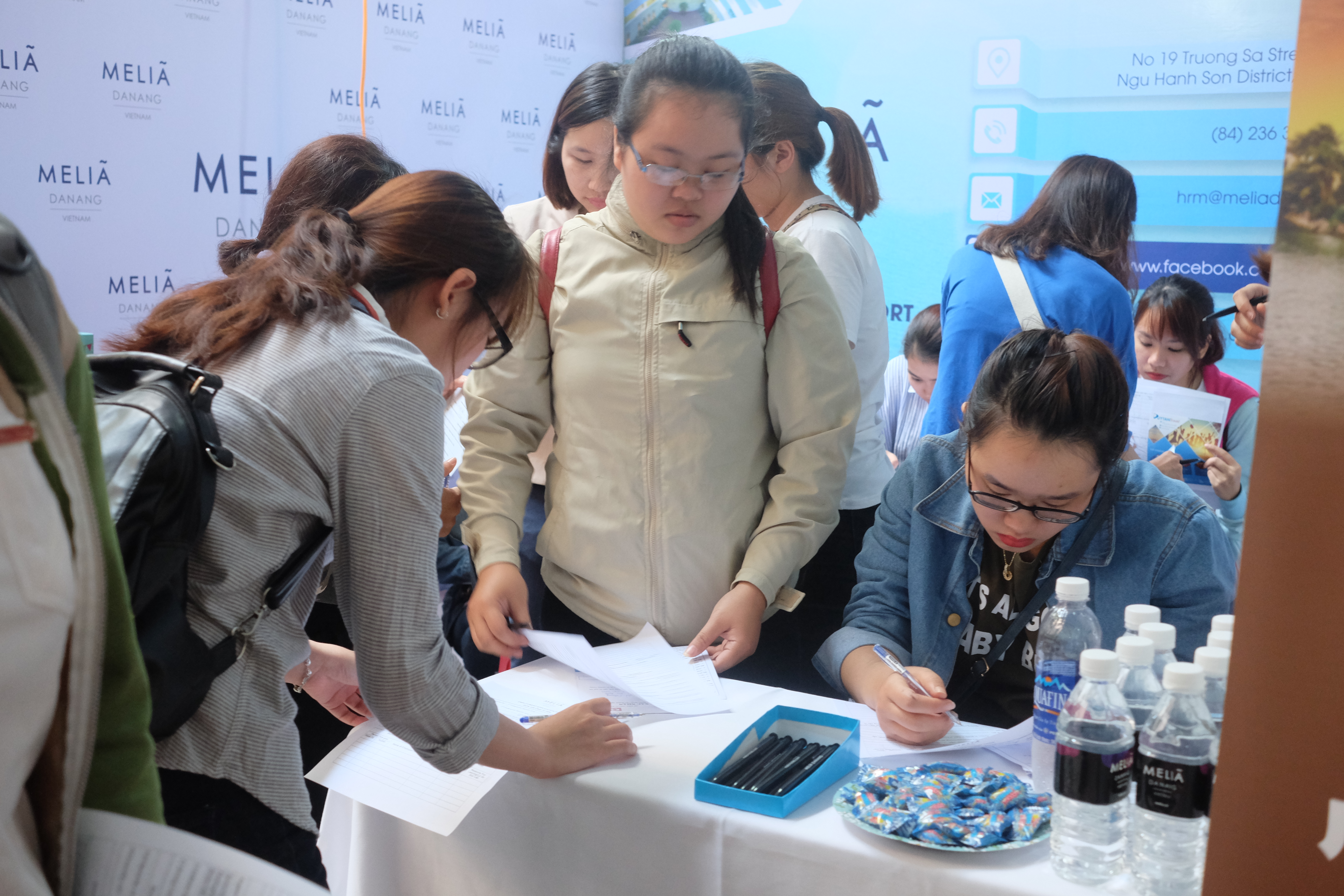 Sinh viên tham gia tuyển dụng trực tiếp tại những gian hàng trong ngày hội