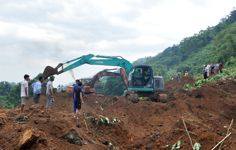 Bị 70.000m3 đất vùi lấp, đường sắt Hà Nội-Lào Cai đứt đoạn nhiều ngày - Ảnh 1.