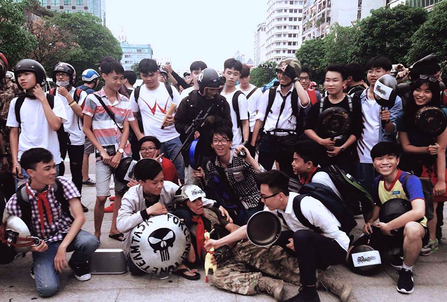 Thấy gì qua vụ cầm chảo tụ tập trên phố? - Ảnh 1. Thấy gì qua vụ cầm chảo tụ tập trên phố? - Ảnh 1.