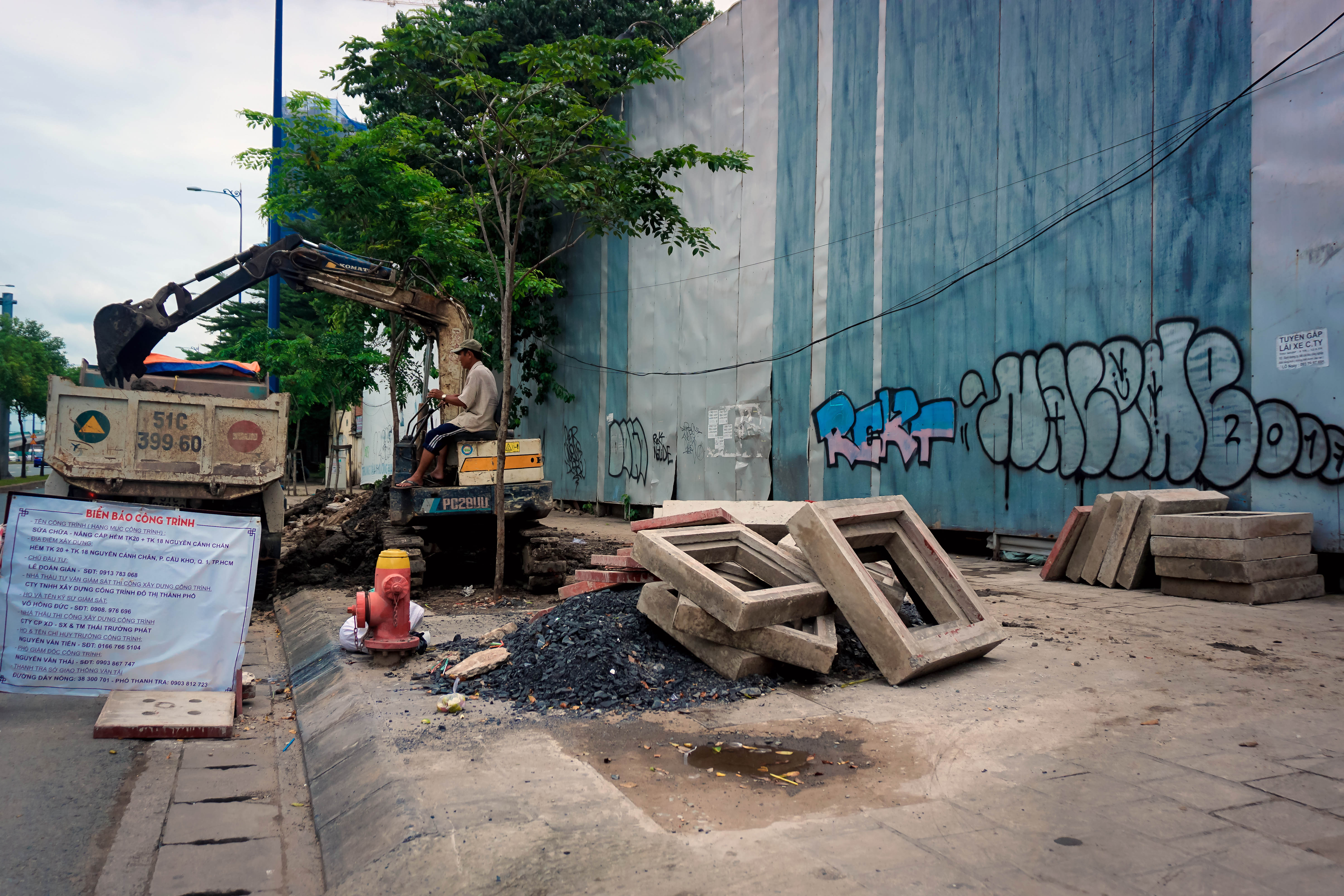 Hàng loạt rào chắn công trình, tủ điện bị bôi bẩn - Ảnh 6.