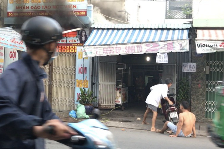 Giây phút tài xế xe tải tông sập cửa cứu căn nhà cháy - Ảnh 4.