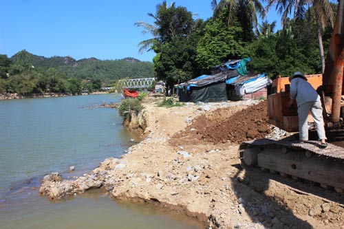 Sông Cái đoạn qua thôn Ngọc Hội, xã Vĩnh Ngọc, TP Nha Trang bị sạt lở nghiêm trọng