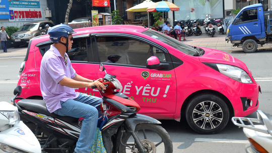 Hiệp hội taxi Hà Nội đề nghị dẹp Uber, Grab do gây bất an xã hội - Ảnh 1.