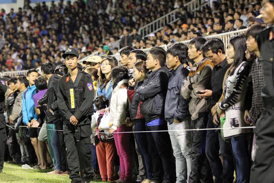 Doanh nghiệp bỏ chạy khỏi V-League: Tại CĐV? - Ảnh 3. Doanh nghiệp bỏ chạy khỏi V-League: Tại CĐV? - Ảnh 3.
