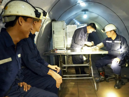 Độc đáo trạm y tế công nhân dưới hầm lò sâu 220 mét - Ảnh 1.