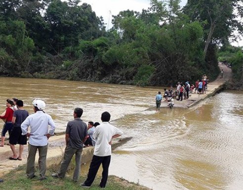 Tìm thấy thi thể nam sinh chở mẹ và em bị lũ cuốn trôi - Ảnh 1.