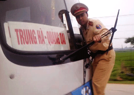 
Hình ảnh “liều mình” của một CSGT Hà Nội khi bắt lỗi xe khách Ảnh: Thanh Tâm
