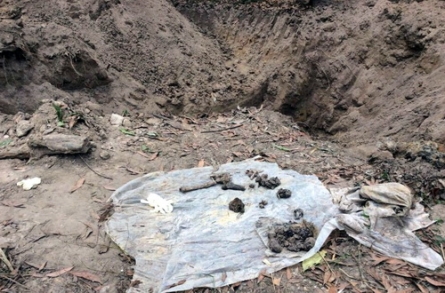 
Hố chôn tập thể được phát hiện tại sân bay Biên Hòa (ảnh: A.X)
