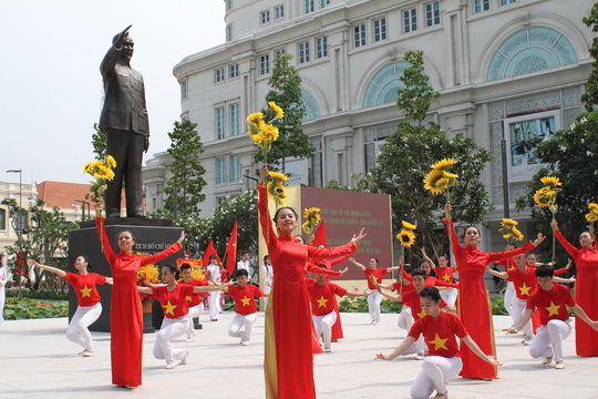 TP HCM bảo dưỡng định kỳ tượng đài Chủ tịch Hồ Chí Minh - Ảnh 1.