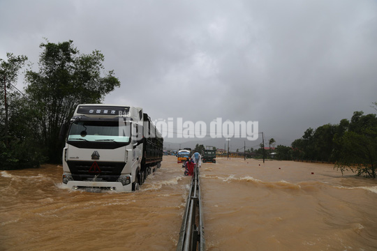 Miền Trung đối mặt lũ lịch sử - Ảnh 2.