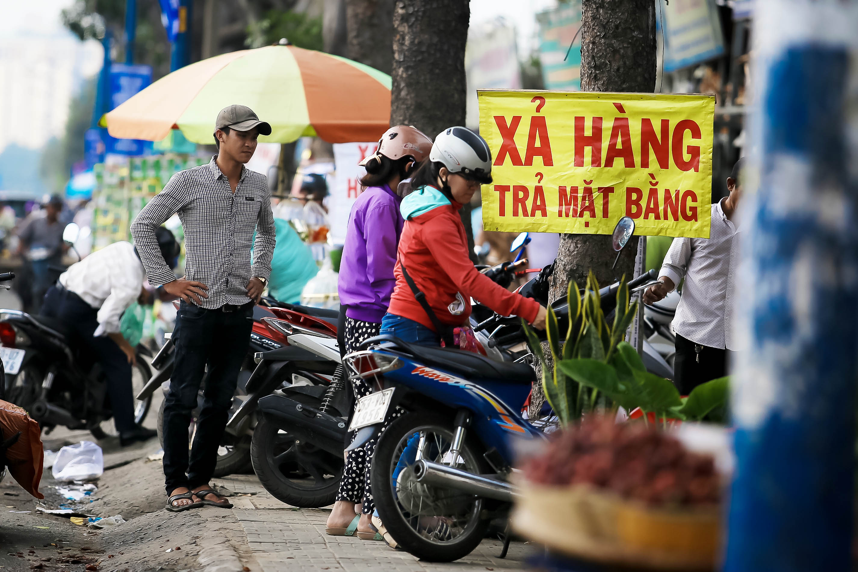 Đồng loạt xả hàng trước ngày trả đất quốc phòng ở Tân Sơn Nhất - Ảnh 7.