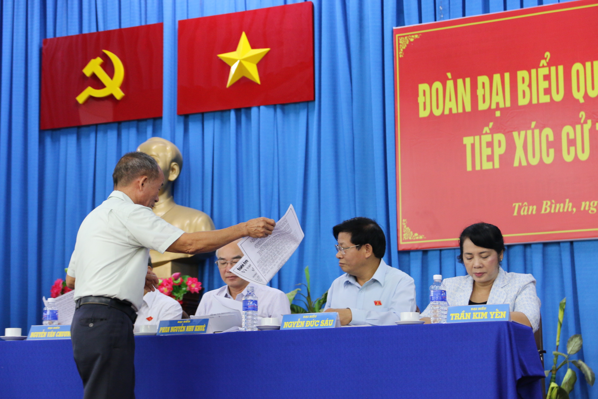 Cử tri nhập vai xe ôm vào sân golf Tân Sơn Nhất tìm chứng cứ - Ảnh 6. Cử tri nhập vai xe ôm vào sân golf Tân Sơn Nhất tìm chứng cứ - Ảnh 6.