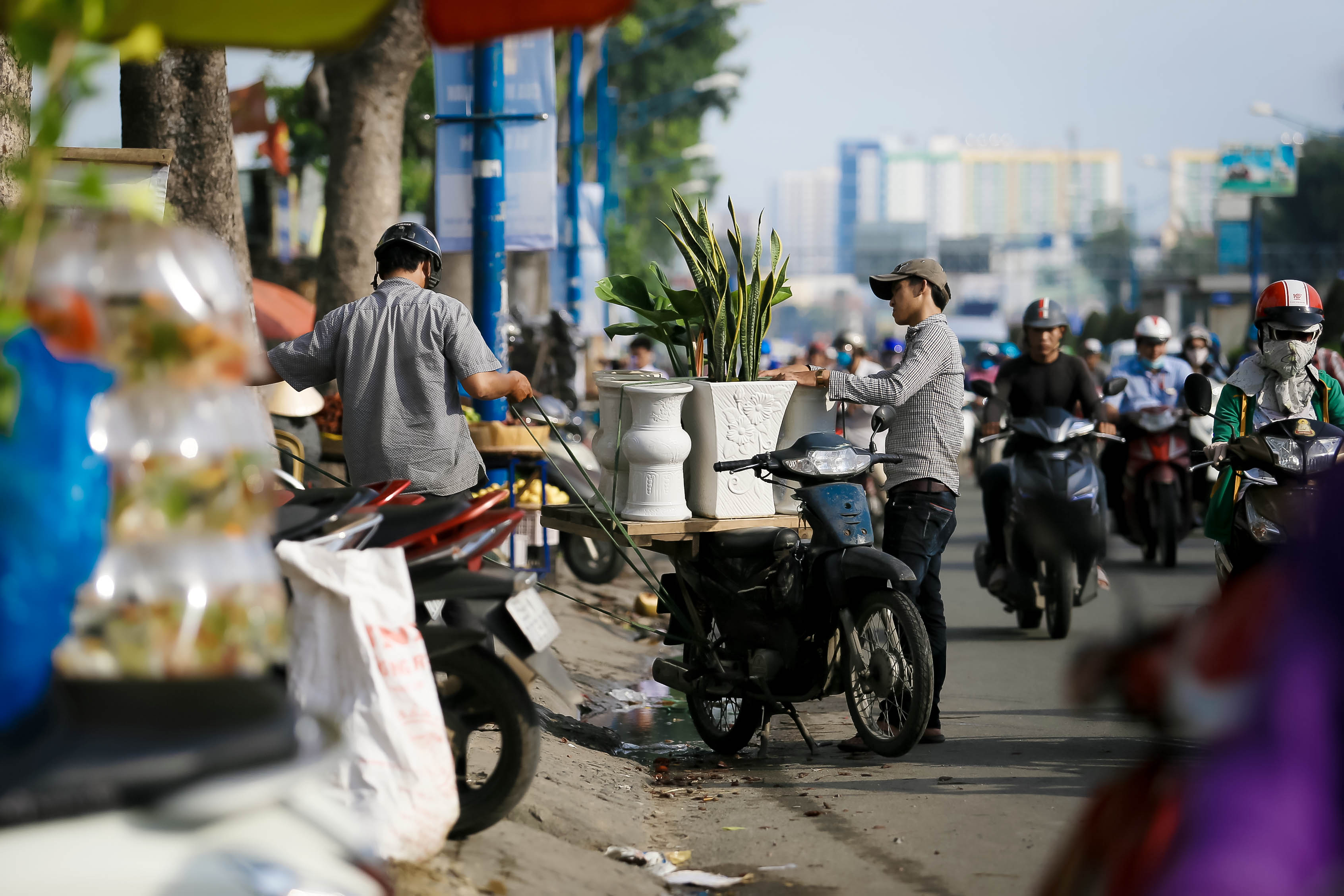 Đồng loạt xả hàng trước ngày trả đất quốc phòng ở Tân Sơn Nhất - Ảnh 4.