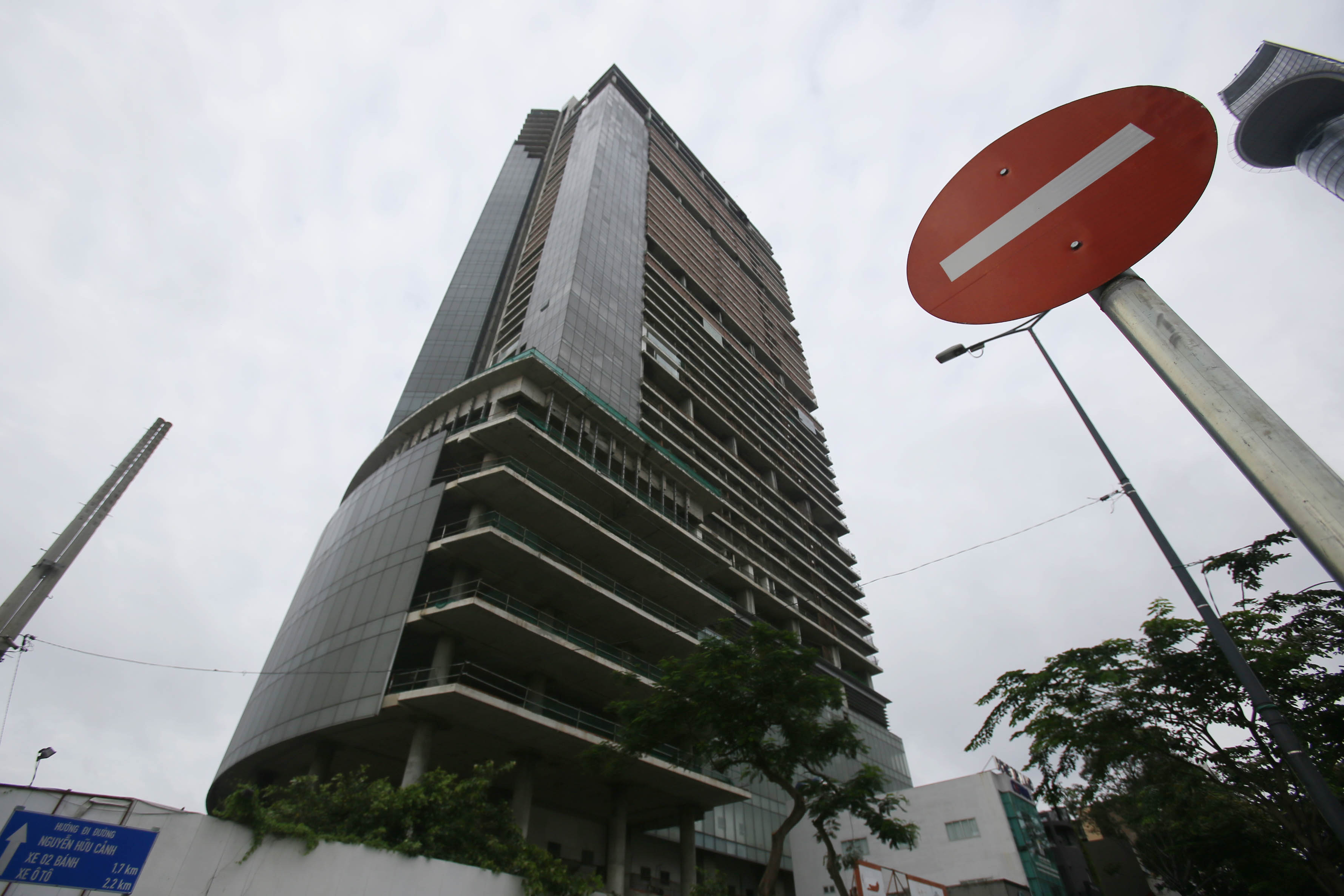 Cận cảnh cao ốc 42 tầng vừa bị xiết nợ ở TP HCM - Ảnh 2.
