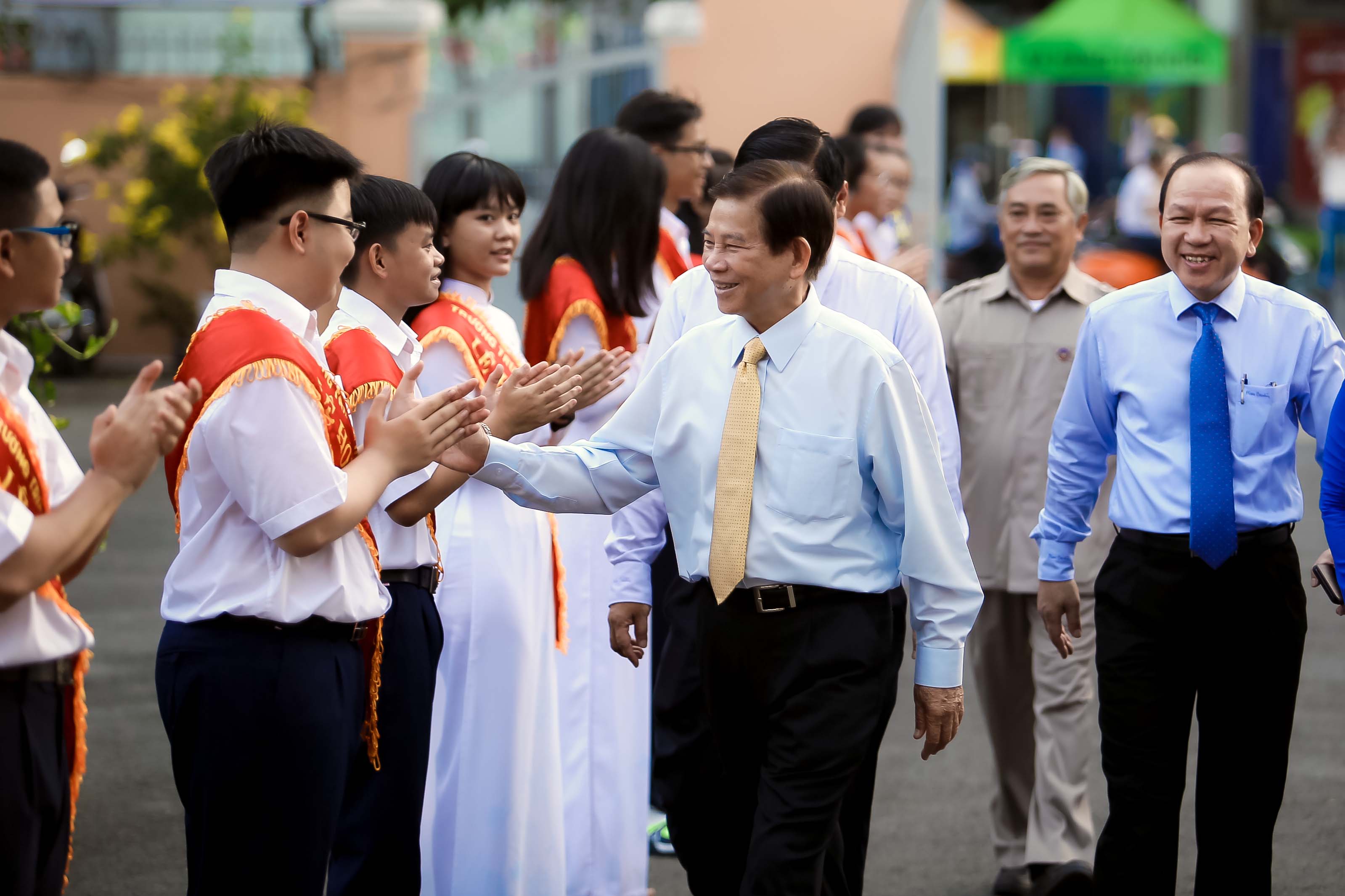 Bí thư Thành ủy đánh trống khai giảng tại trường Lê Hồng Phong - Ảnh 2.