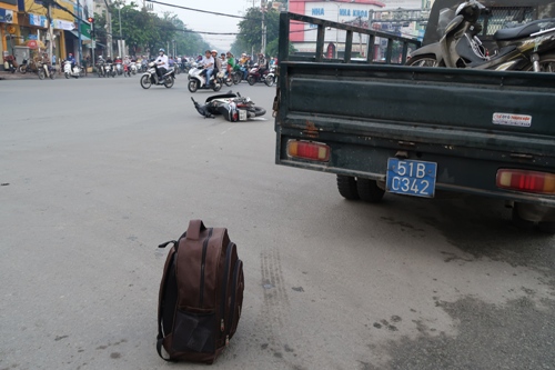 TP HCM: Sáng sớm, taxi húc xe máy một người bị thương nặng - Ảnh 2.