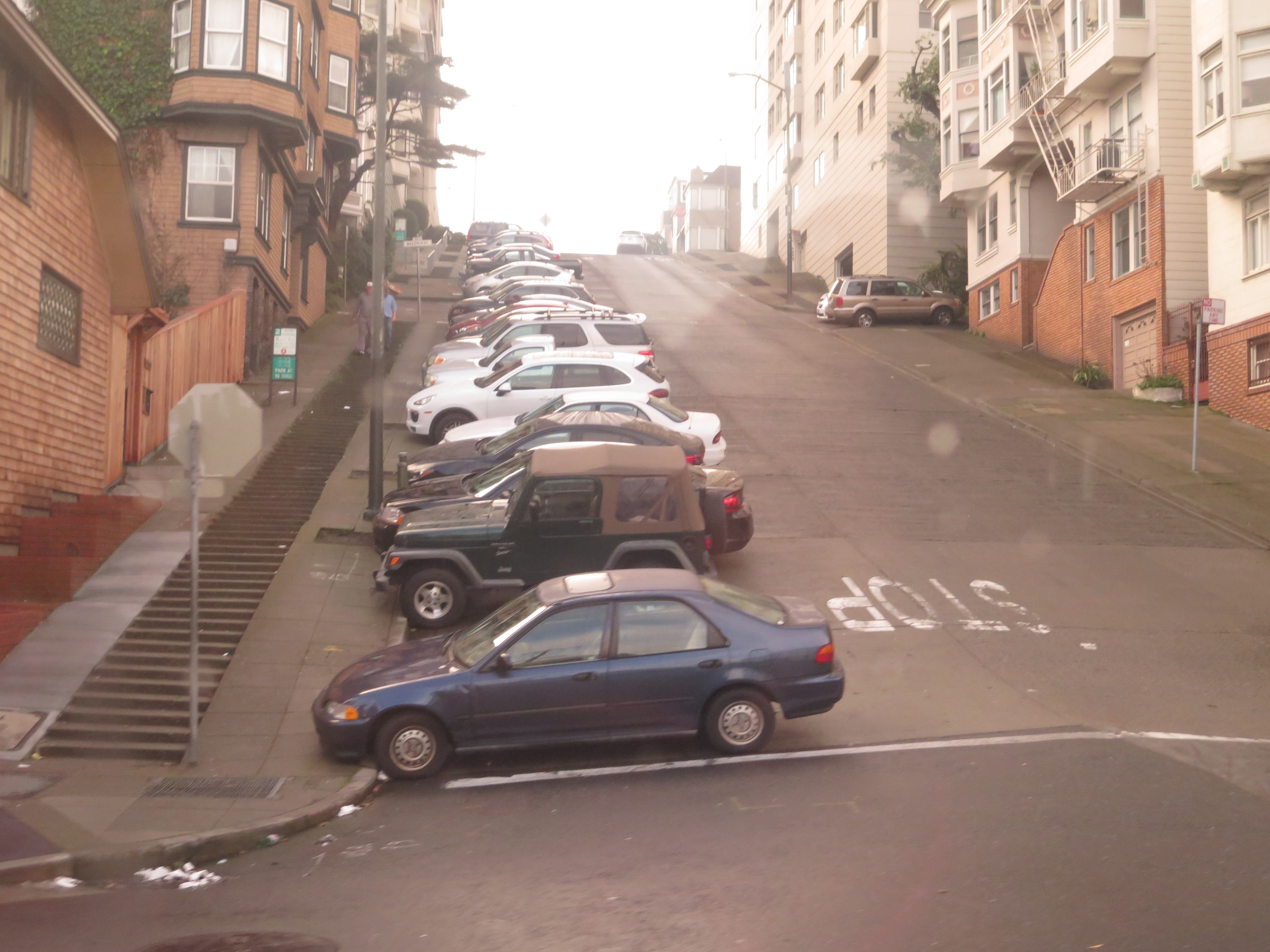 Cảm giác chỉ cần đụng nhẹ vào chiếc xe trên dốc, hàng loạt xe sẽ rơi như đồ chơi. Ảnh: P.Nhi