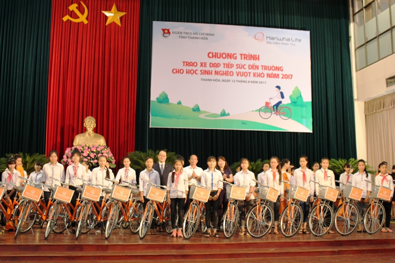 Trao 145 xe đạp cho học trò nghèo hiếu học - Ảnh 2.