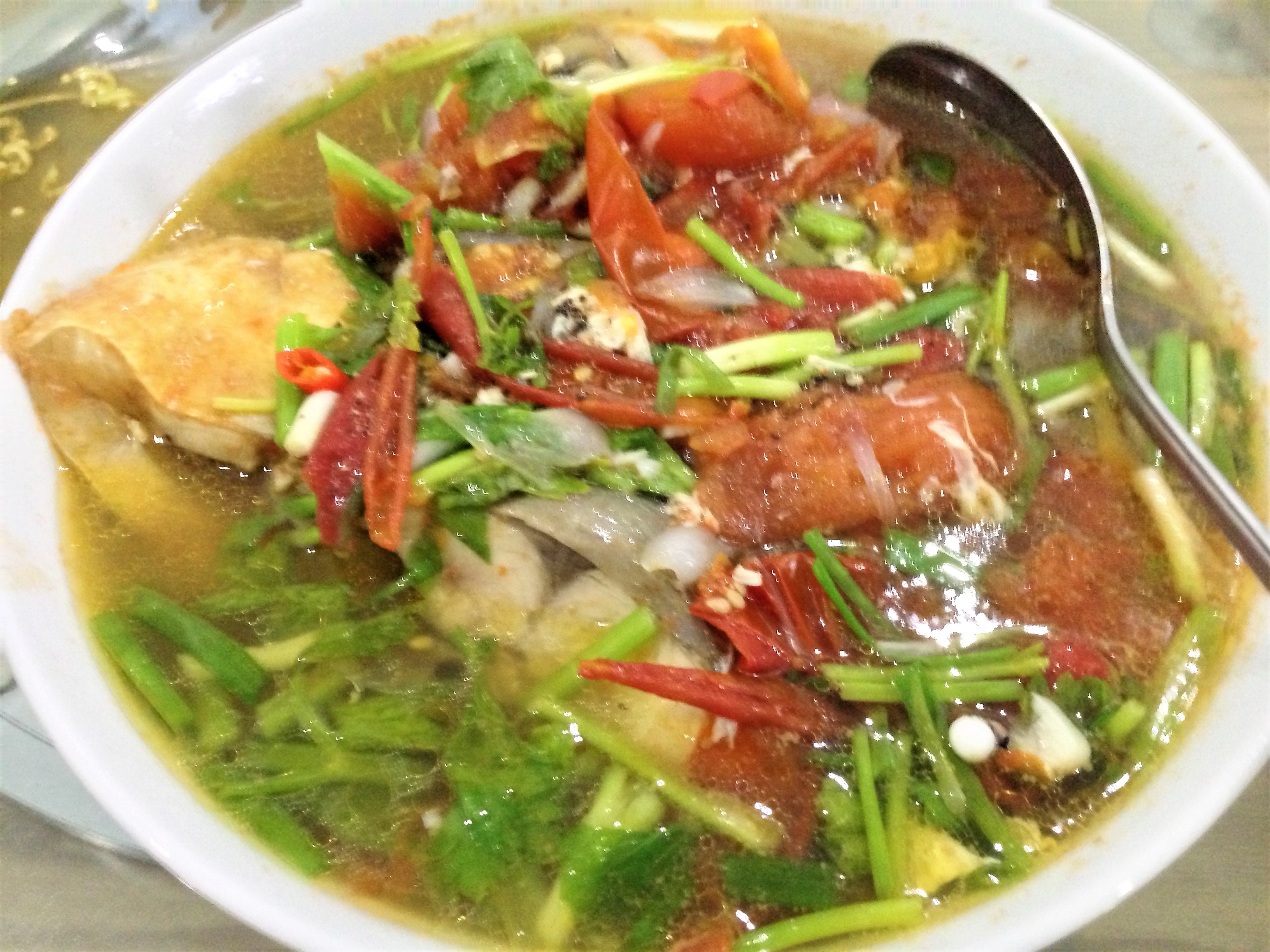 Nhớ cho thêm vài lát ớt xắc và rắc thêm tiêu