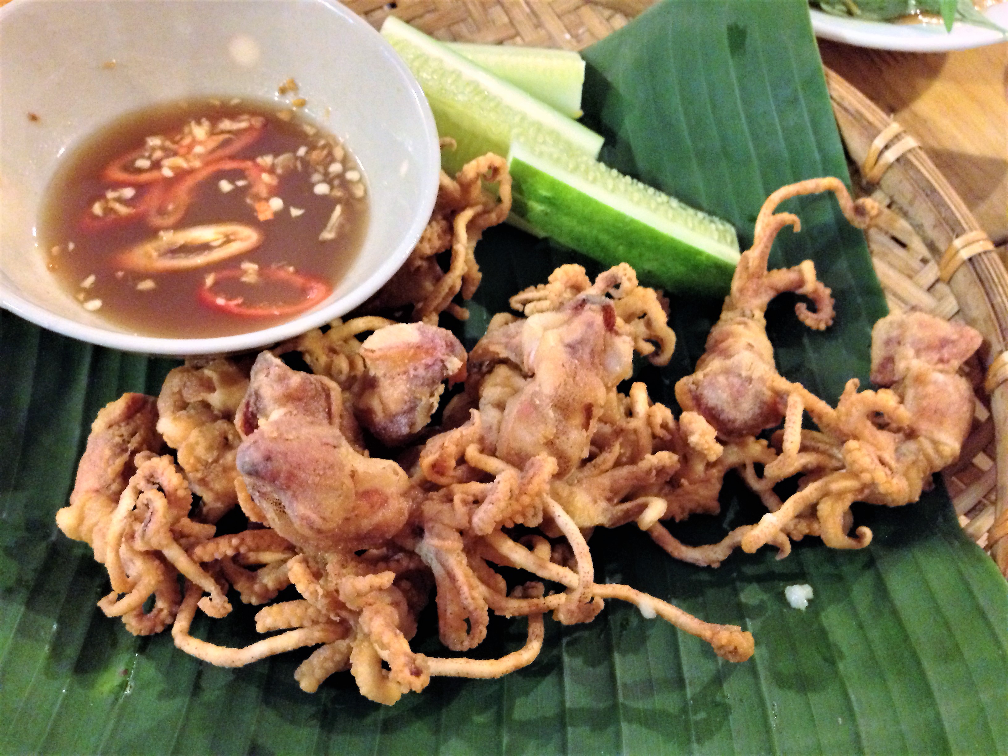  Mực chiên giòn ăn kèm với dưa leo và nước mắm me 