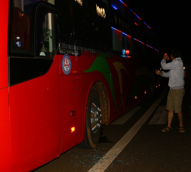 Ba học sinh cấp 2 rủ nhau ra đường ném đá xe khách - Ảnh 1. Ba học sinh cấp 2 rủ nhau ra đường ném đá xe khách - Ảnh 1.