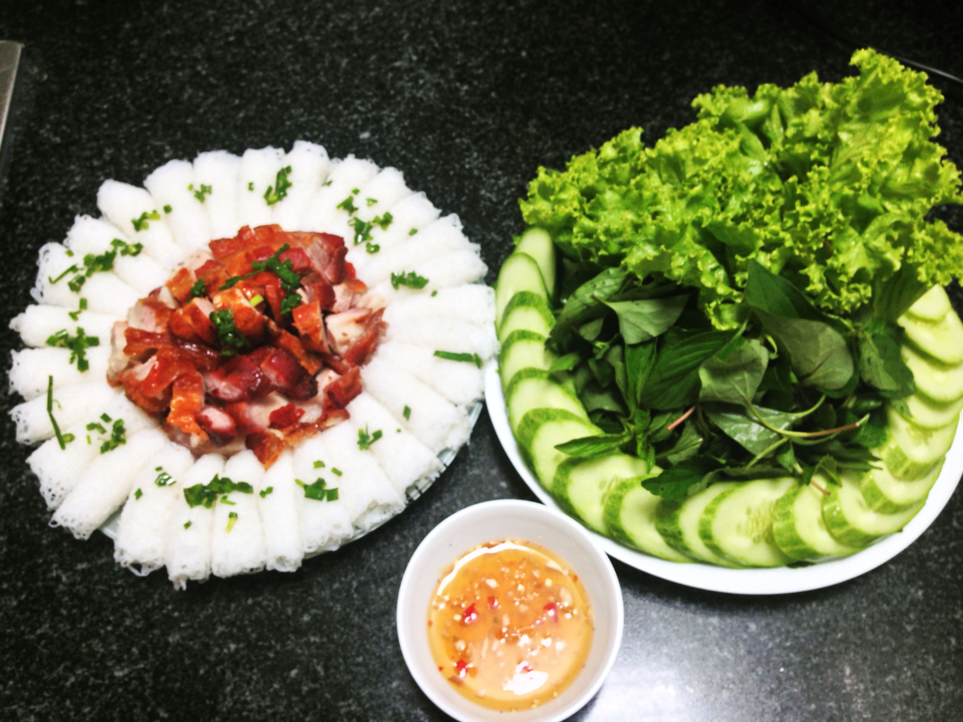 Bánh hỏi heo quay cho ngày mưa gió - Ảnh 1. Bánh hỏi heo quay cho ngày mưa gió - Ảnh 1.