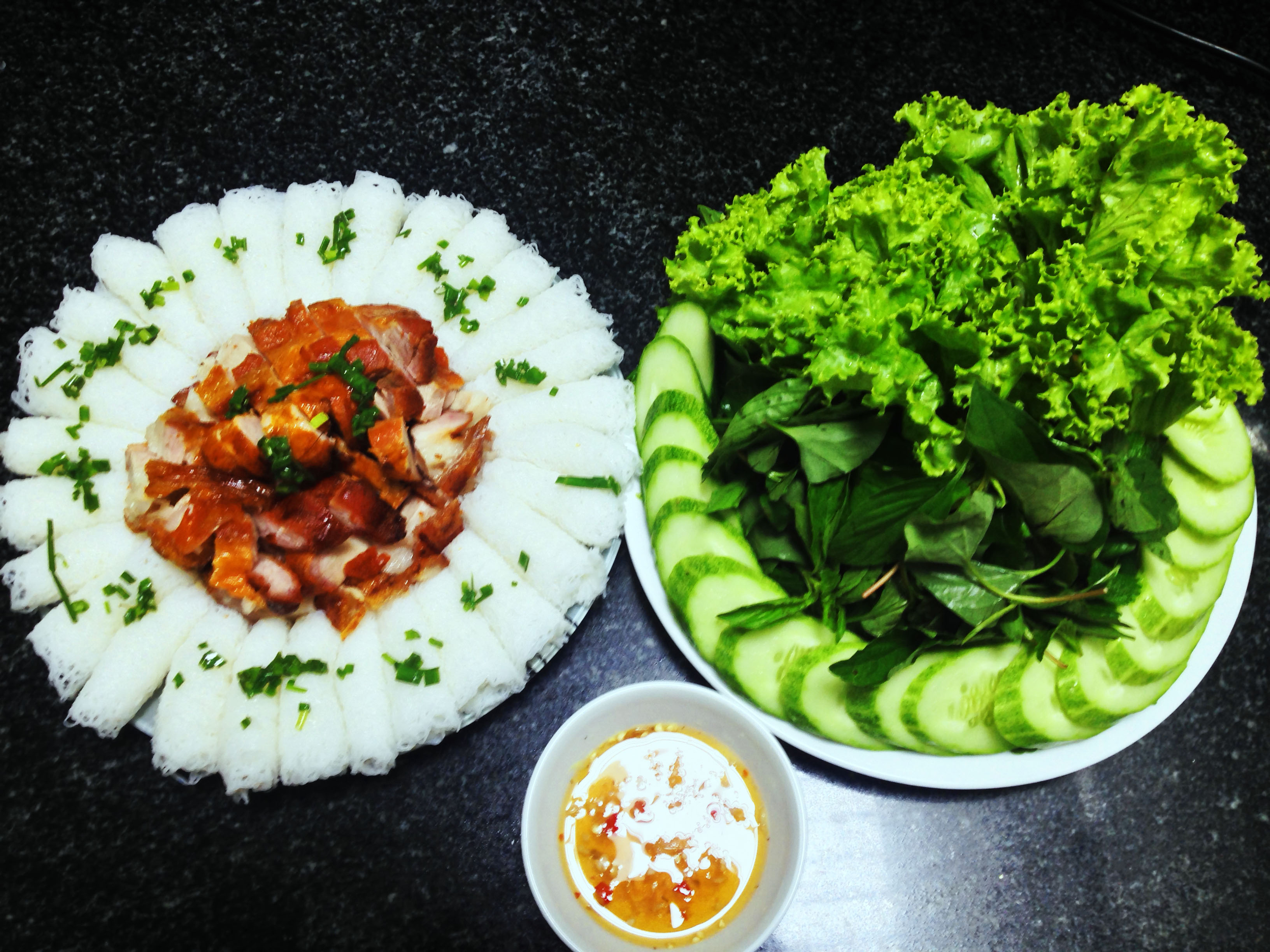 Bánh hỏi heo quay cho ngày mưa gió - Ảnh 4. Bánh hỏi heo quay cho ngày mưa gió - Ảnh 4.