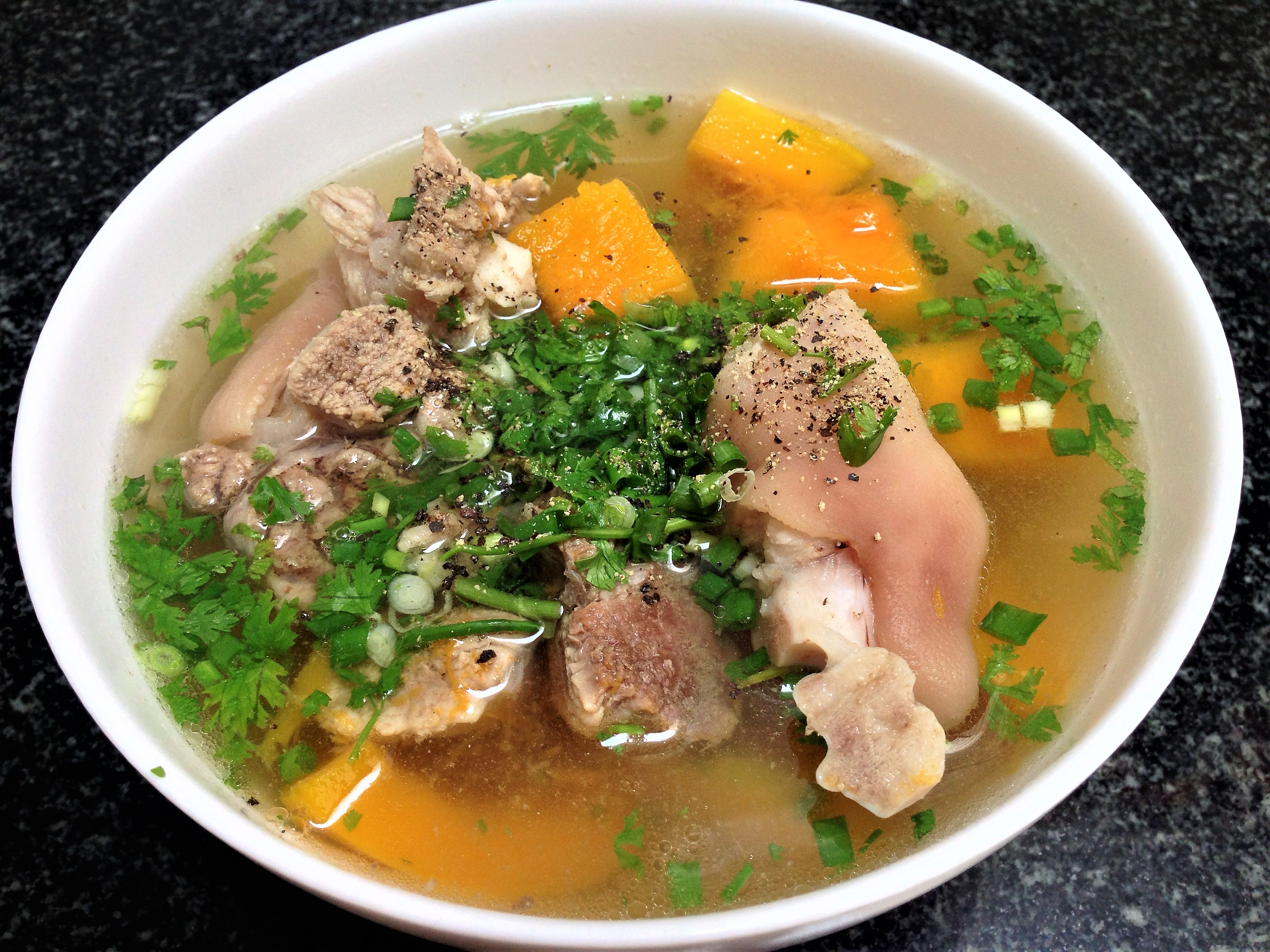 Chân giò hầm bí đỏ: Đơn giản lại ngon cơm - Ảnh 1. Chân giò hầm bí đỏ: Đơn giản lại ngon cơm - Ảnh 1.